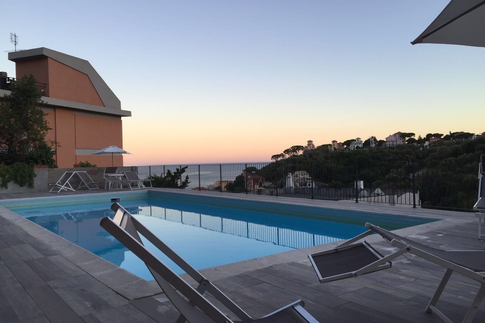 Foto piscina nel tramonto - eraldo bruno