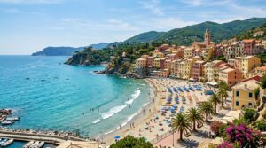Vista panoramica del borgo e della spiaggia di Celle Ligure